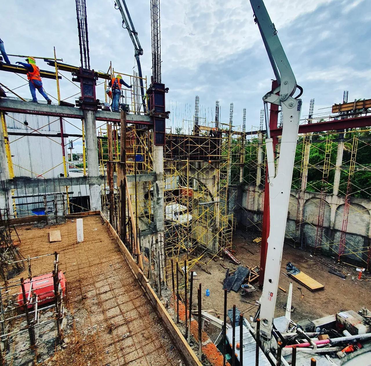 Equipo y concreto en proceso de construcción industrial